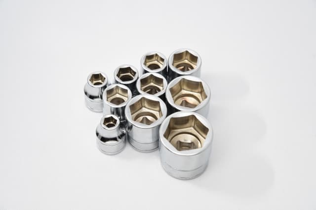 10種類の様々な大きさや形状のボルトナットの写真